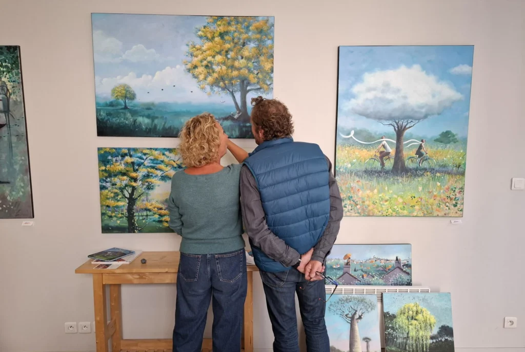 L'atelier est aussi une galerie d'art. tableaux et sculpture sont vendus à Rezé et nantes