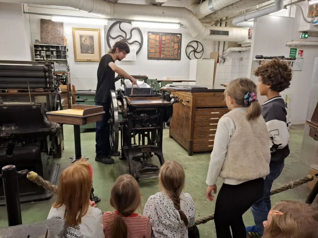 Visite au musée de l'imprimerie pour dessiner et peindre les machines . Les enfants de Rezé et Nantes prennent plaisir à découvrir les ateliers avec Géraldine Cornière.