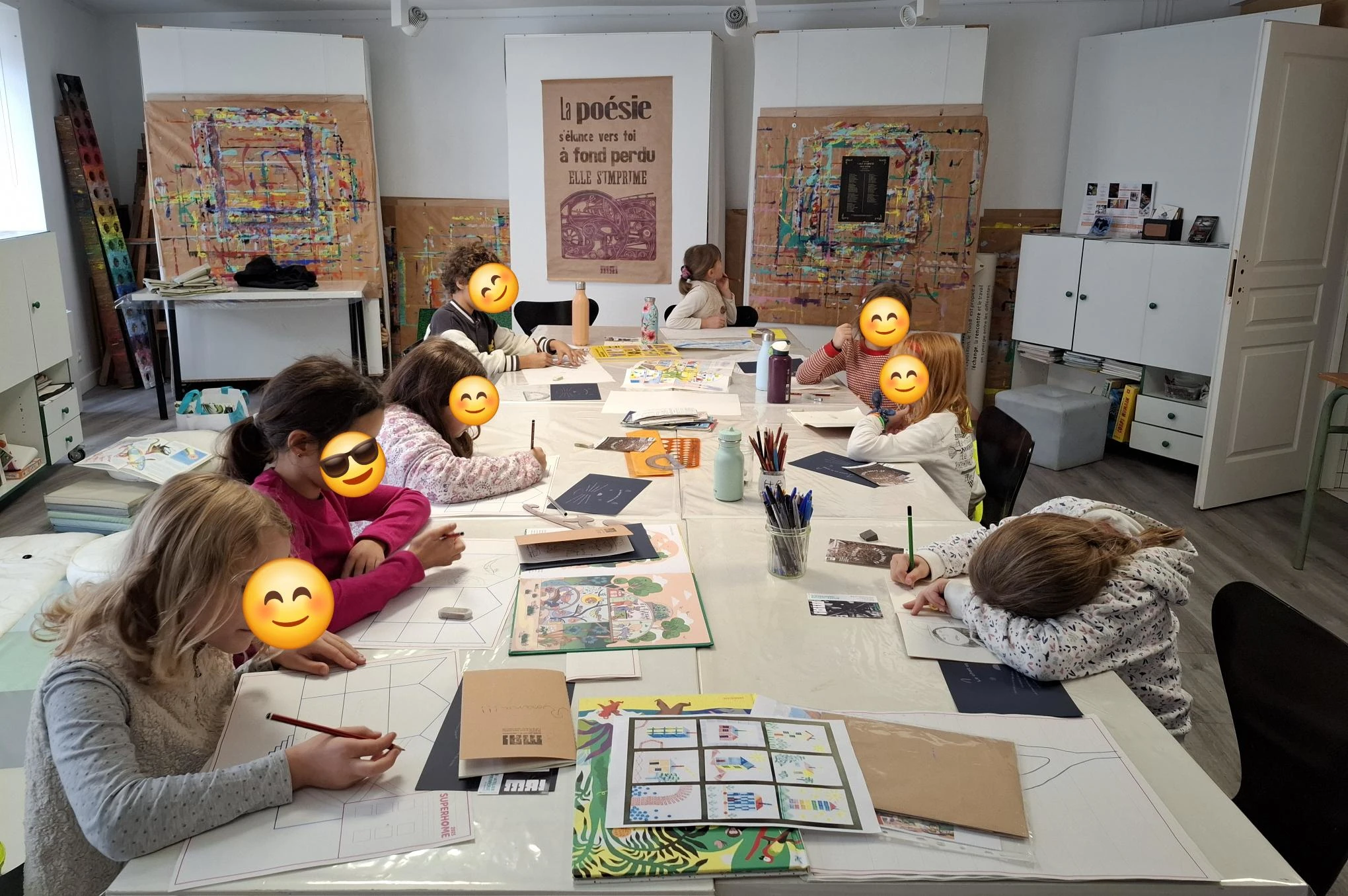 Stage enfants vacances à l'atelier Bôzart à Rezé avec Géraldine Cornière qui apprend à peindre et à dessiner.