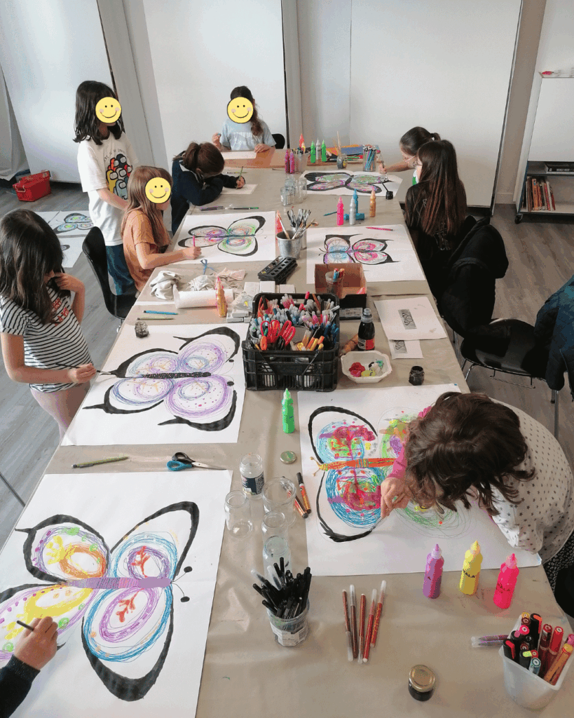 Dessine et peint dans des cours ou des stages pour les enfants